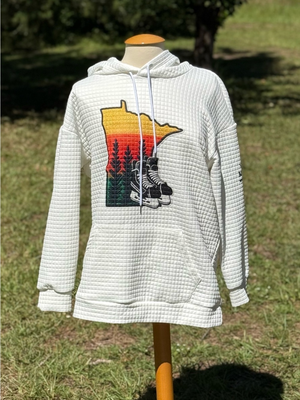 NWOT Men’s Cream Waffle Knit Hoodie with Minnesota Graphics Size XL (CBM0003)